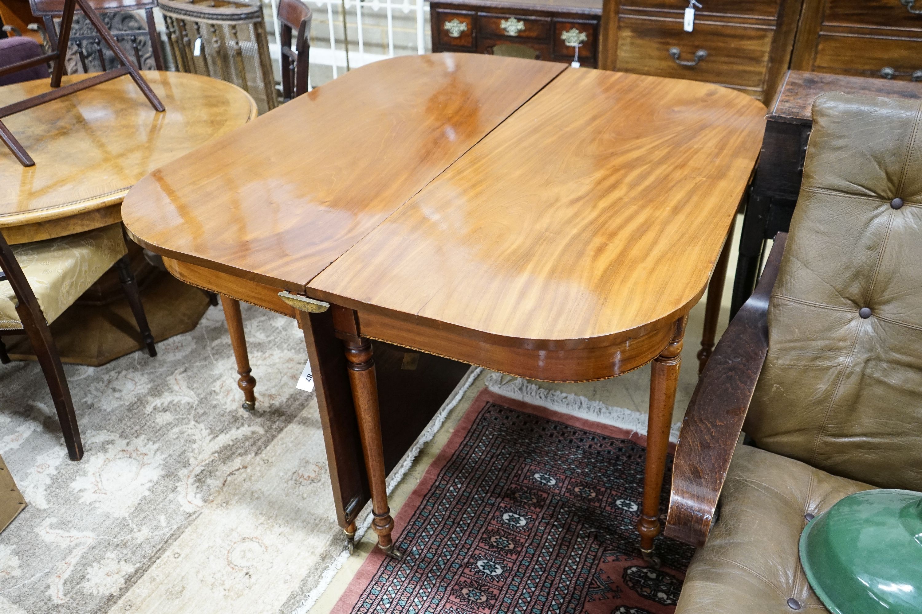 A Regency mahogany drop leaf extending dining table, closed 114cm, width 127cm, height 76cm
